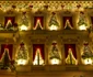  Peste 500 de oameni s-au strâns în fața clădirii pentru a asista la momentul aprinderii instalațiilor festive