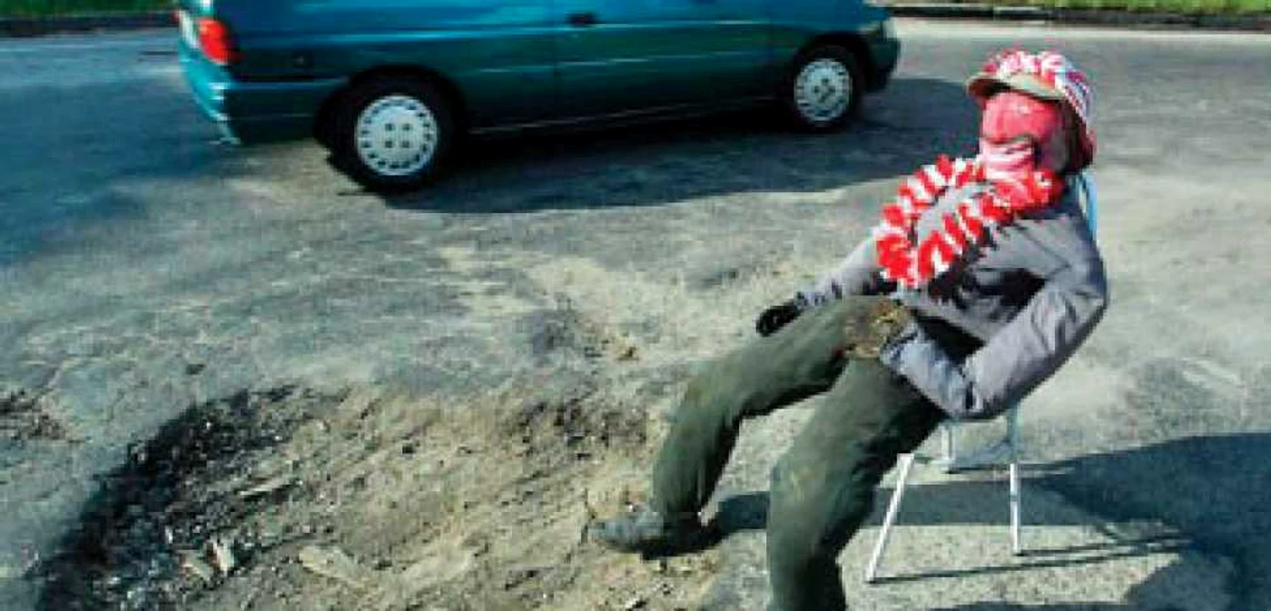 Manechinul care păzeşte gropile de pe străzi