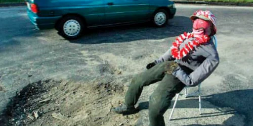 Manechinul care păzeşte gropile de pe străzi