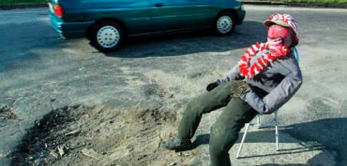Manechinul care păzeşte gropile de pe străzi