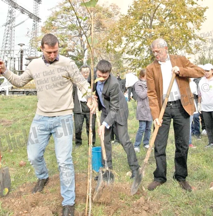 
    Sorin Oprescu a vrut să fie un exemplu pentru  tinerii studenţi de la Politehnică, plantând câţiva arbuşti  