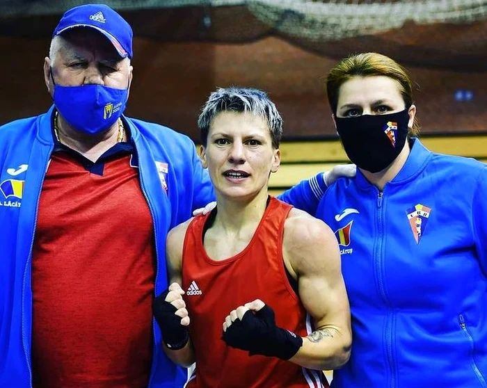 Lăcrămioara Perijoc, alături de antrenorii ei