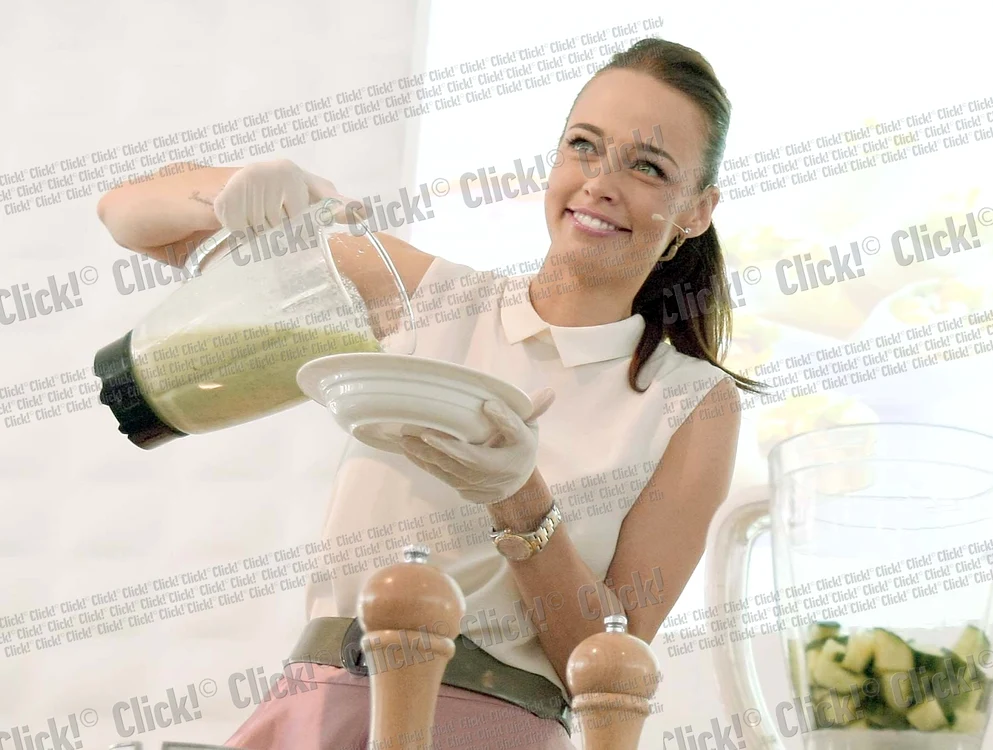 
    La lansarea cărţii sale,  Andreea Raicu a făcut  o demonstraţie live  şi a gătit supă rece  de castravete, una dintre  reţetele sale preferate (fotografii: dorin constanda)  