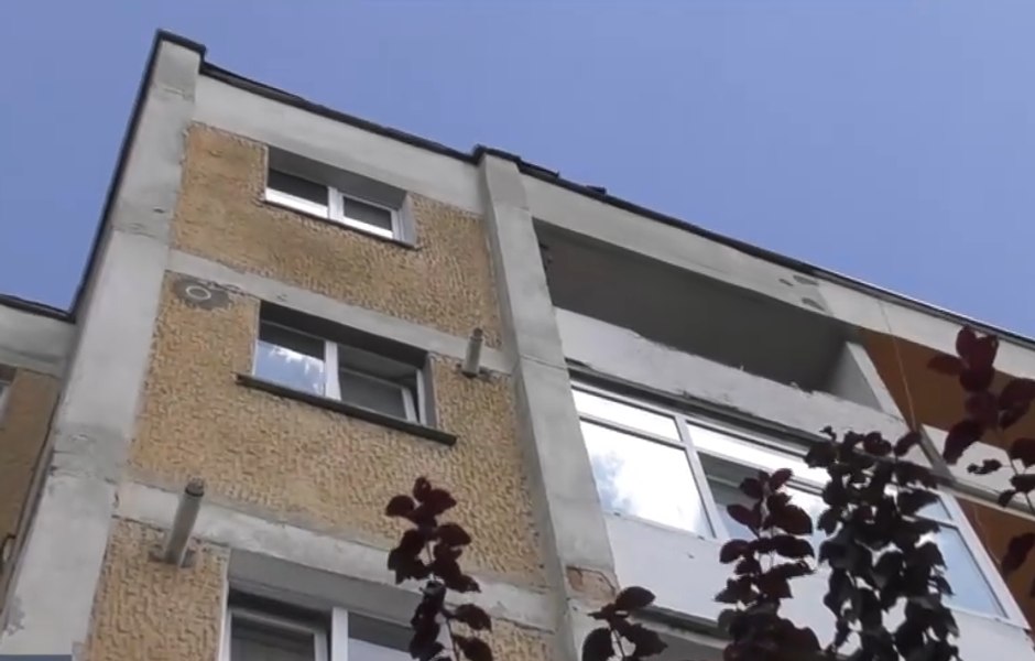 Moarte învăluită în mister. O gravidă în vârstă de 38 de ani s-ar fi aruncat de la etajul 4, iar concubinul ar fi dus-o înapoi în locuință