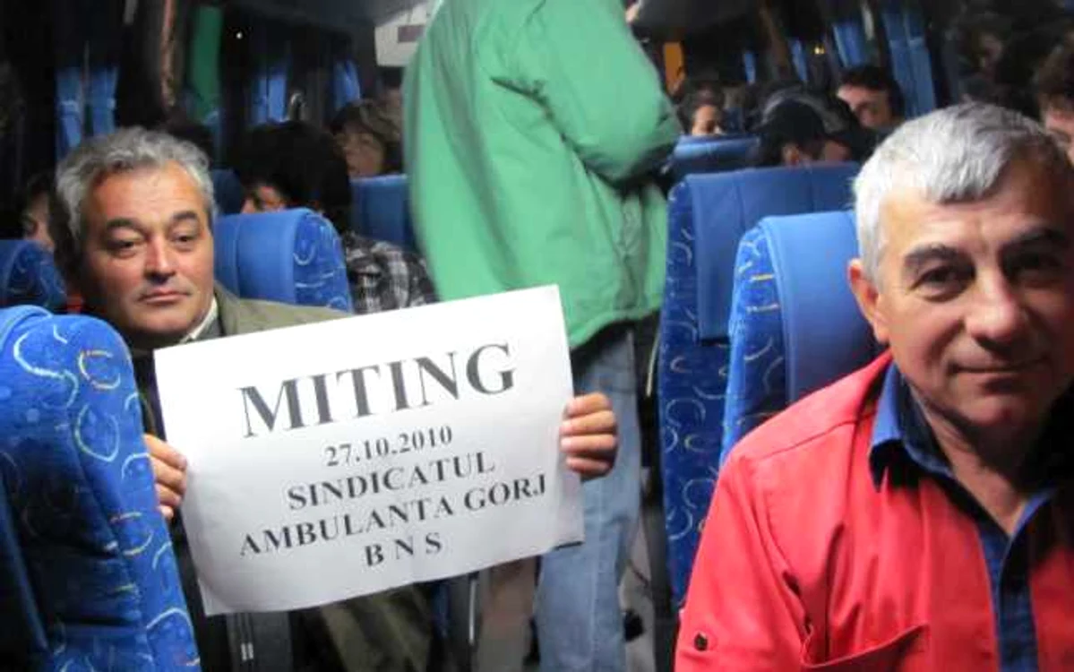 Unii sindicalişti s-au înarmat cu pancarte 