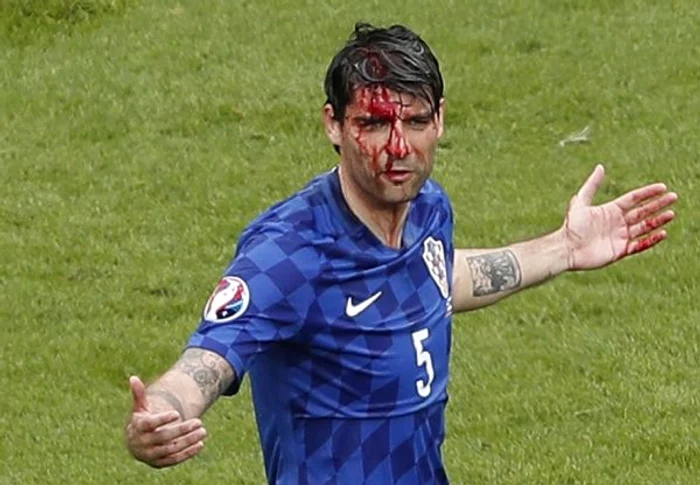 Corluka a jucat cu sangele siroindu-i pe fata