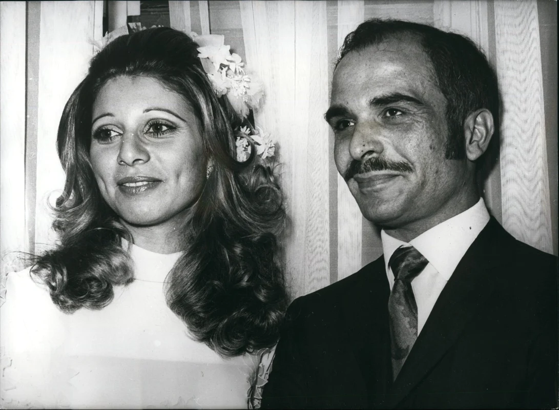 Regele Hussein al Iordaniei și Alia Toukan aka Regina Alia la nunta lor din 12 decembrie 1972. FOTO: Profimedia