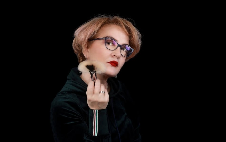 Mirela Vescan, make-up artist: „O piele strălucitoare înseamnă o piele sănătoasă“. Ce machiaj folosim vara, când tenul este bronzat