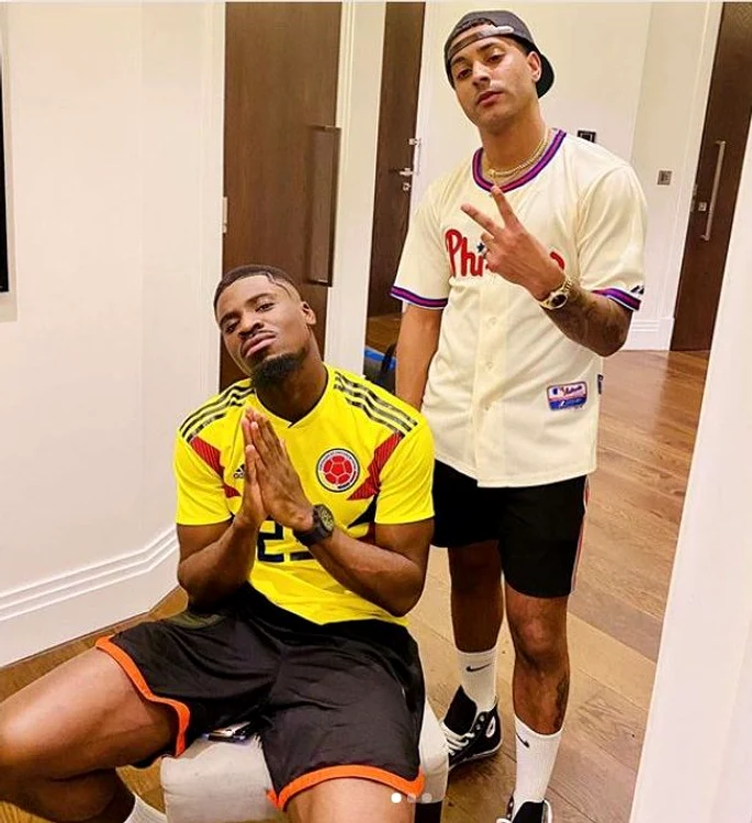 Serge Aurier a postat pe rețelele sociale o imagine în care apare alături de frizerul săuFoto: Instagram/SergeAurier