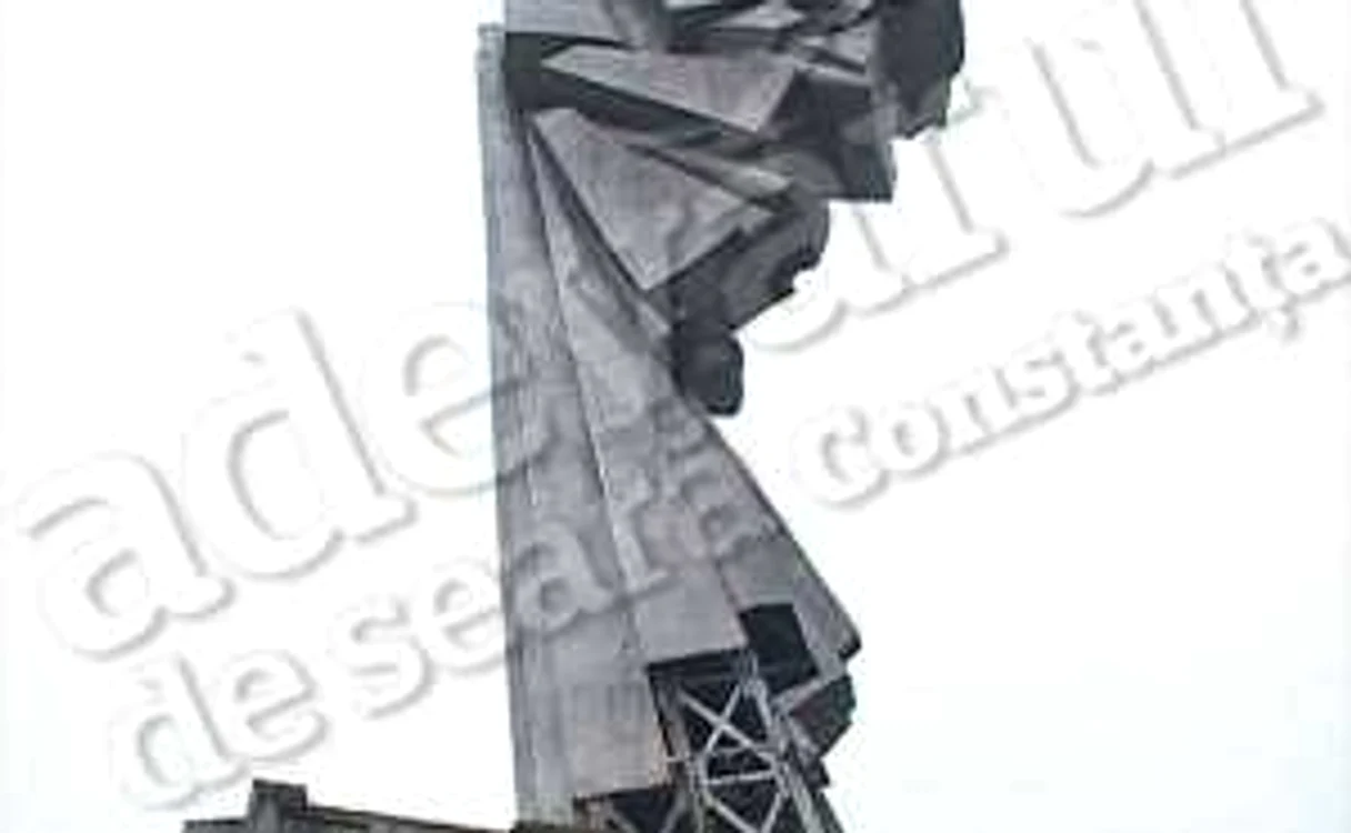 Monumentul a devenit ţinta hoţilor deoarece este placat cu inox.