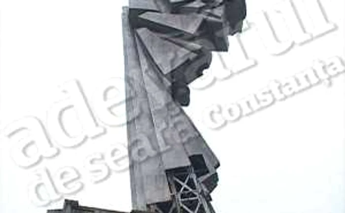 Monumentul a devenit ţinta hoţilor deoarece este placat cu inox.