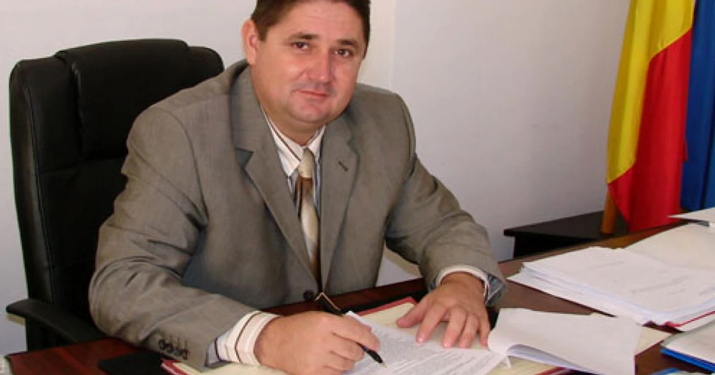 Un bărbat a vrut să îi dea foc primarului oraşului Răcari