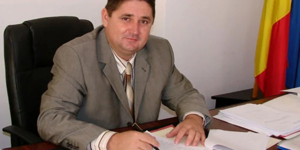 Un bărbat a vrut să îi dea foc primarului oraşului Răcari