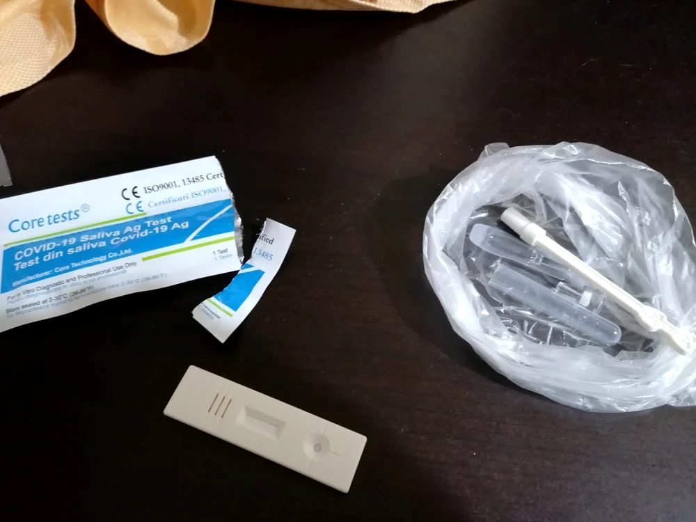 Elevii au primit testele în punguţe, după ce personalul şcolii a recompus kit-urile de testare din componentele primite vrac FOTO: Alina MItran