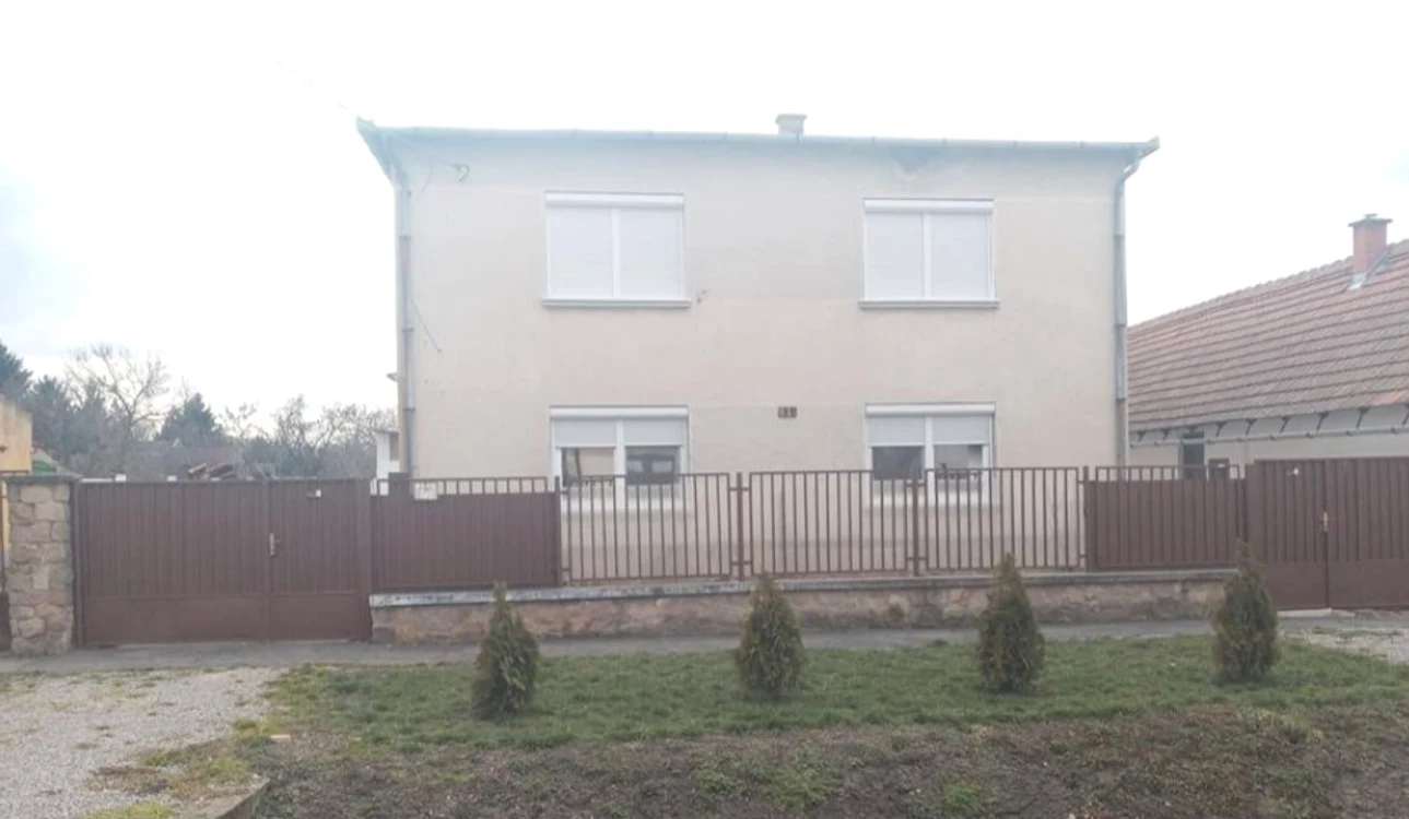 Casa de la granița României cu Ungaria, sccoasă la vânzare pentru 55.000 de euro FOTO publi24