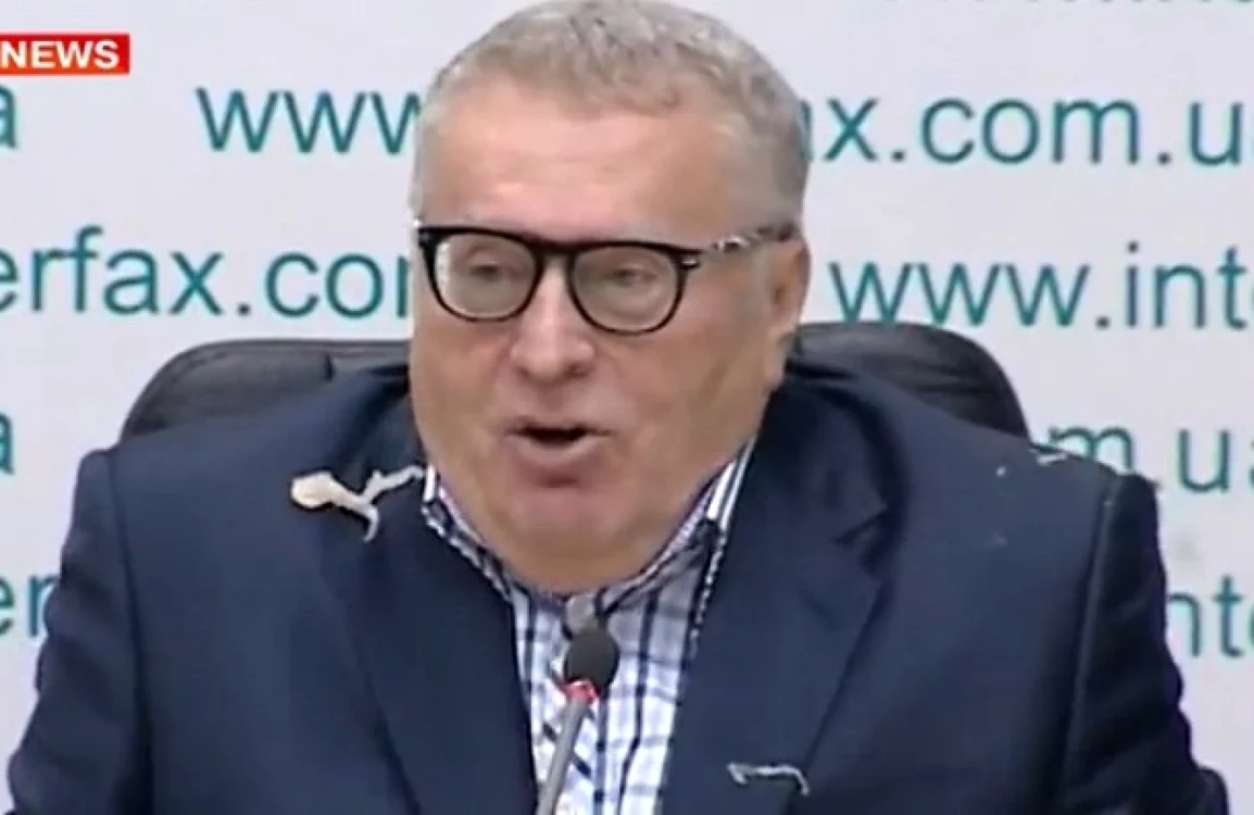 Varza a aterizat pe costumul lui Jirinovski FOTO captură lifenews.ru