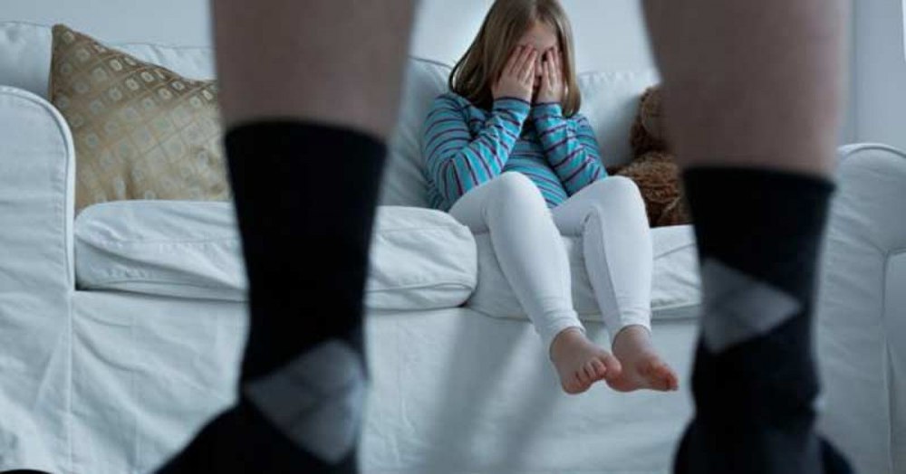 Copilă de 12 ani, ademenită de un bărbat de 26 ani, cu care a întreținut relații sexuale într-un așezământ din curtea bisericii