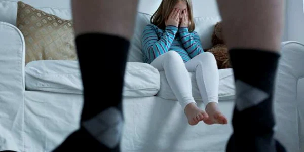 minora 12 ani sex cu un adult - shutterstock