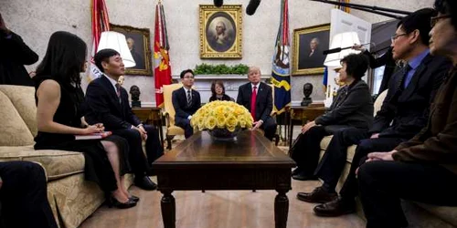 Trump primeste sase transfugi nord-coreeni in Biroul Oval FOTO EPA-EFE