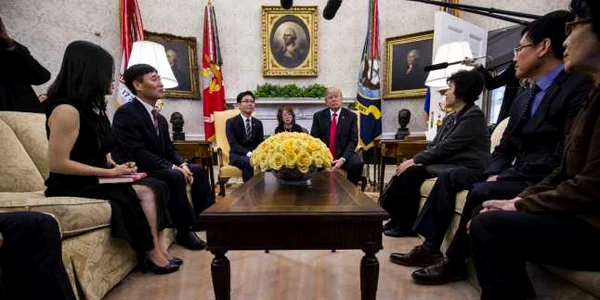 Trump primeste sase transfugi nord-coreeni in Biroul Oval FOTO EPA-EFE