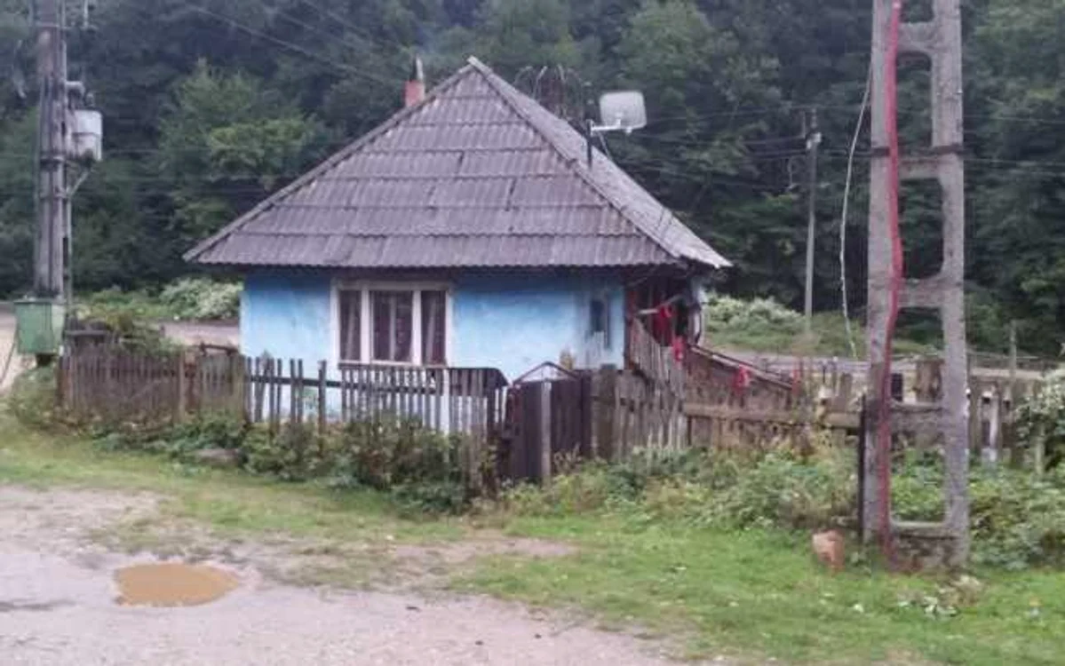 Cei patr copii trăiesc într-o casă sărăcăcioasă    Foto: Angela Sabău