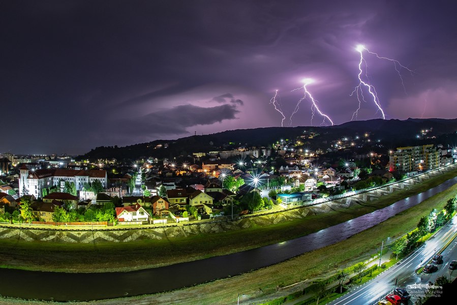 Fulgere spectaculoase, grindină gigant și covor de gheață pe Transalpina: „Am fost bombardați” FOTO VIDEO