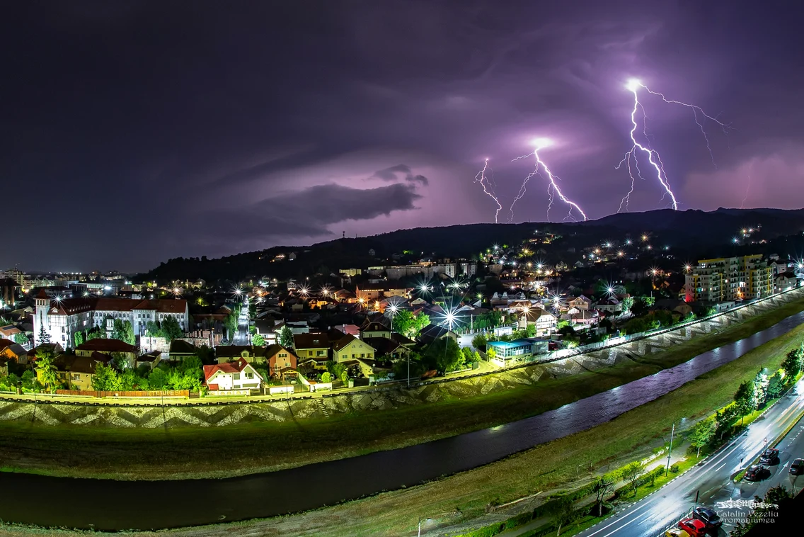 Spectacol de fulgere pe cerul nopții la Râmnicu Vâlcea Foto Cătălin Vezetiu
