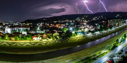 Spectacol de fulgere pe cerul nopții la Râmnicu Vâlcea Foto Cătălin Vezetiu