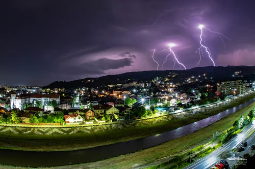 Spectacol de fulgere pe cerul nopții la Râmnicu Vâlcea Foto Cătălin Vezetiu