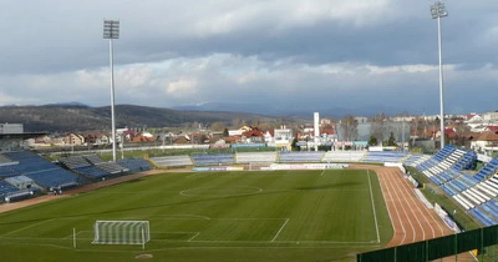 Stadionul Municipal din Târgu Jiu va avea şi peluzele înălţate şi va fi acoperit 