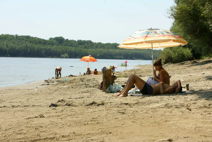 
    Bucureştenii fac plajă pe iarbă  şi pe pontoane foto: Dorin Constanda  