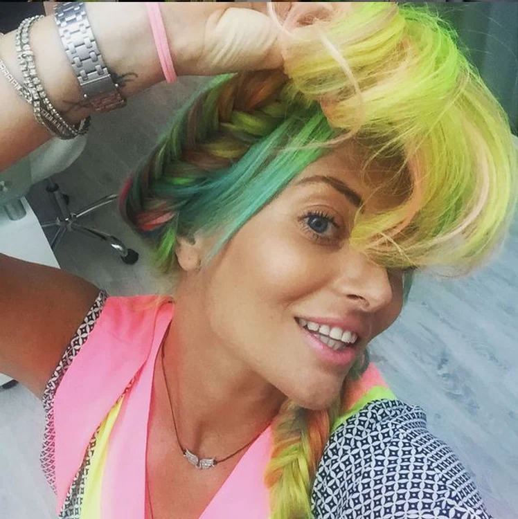 Delia (33 de ani) și-a vopsit părul în culorile curcubeului