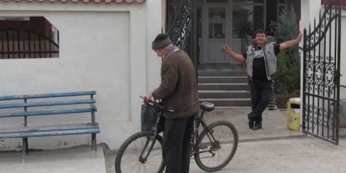 Dumitru (foto dreapta), zis Miti sau Mitică, este un afacerist de succes la Boureni.