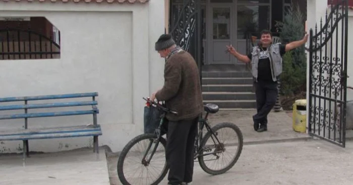 Dumitru (foto dreapta), zis Miti sau Mitică, este un afacerist de succes la Boureni.