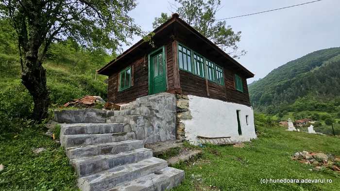 Casă bătrânească, renovată, în satul Runcu Mare din Hunedoara. Foto: Daniel Guță