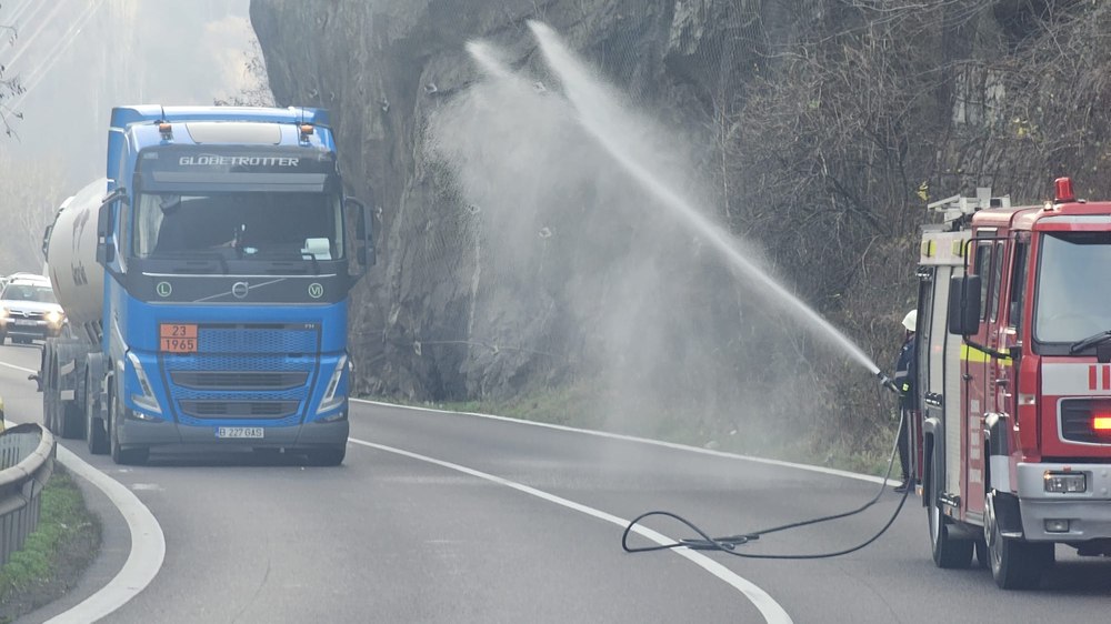 Trafic blocat pe Valea Oltului după răsturnarea unei cisterne cu substanțe inflamabile la Călimănești