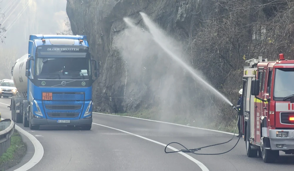 O cisternă cu substanțe inflamabile s-a răsturnat pe Valea Oltului FOTO: ISU Vâlcea