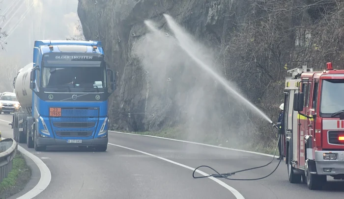O cisternă cu substanțe inflamabile s-a răsturnat pe Valea Oltului FOTO: ISU Vâlcea
