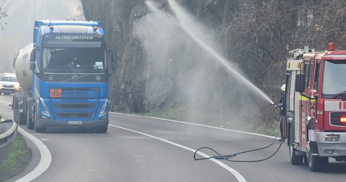 Trafic oprit pe Valea Oltului din cauza unei cisterne răsturnate cu substanțe periculoase