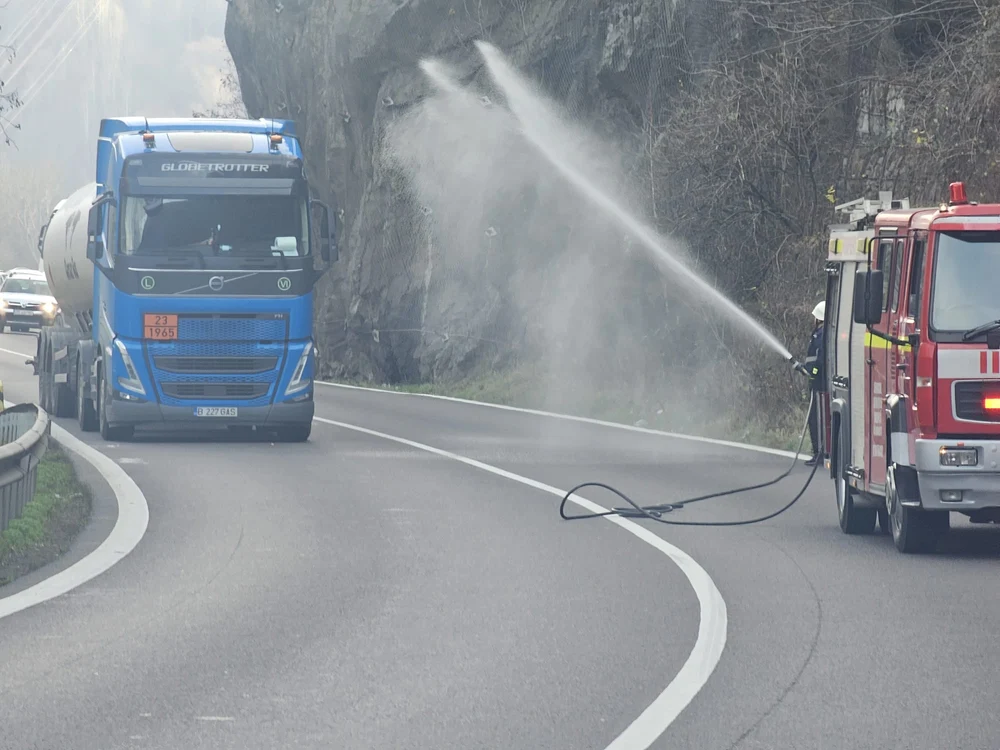 Trafic blocat pe Valea Oltului după răsturnarea unei cisterne cu substanțe inflamabile la Călimănești