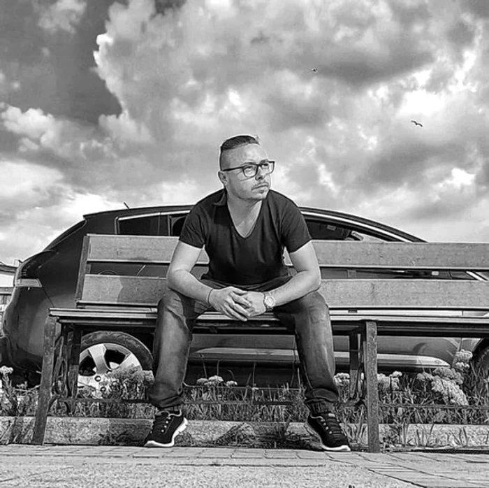 Iulian Atanasiu a lăsat în urmă o soţie îndurerată şi un copil micfoto: Facebook