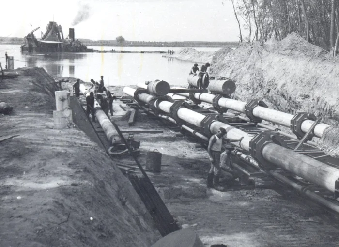 Muncitori lângă conducte de gaze, foto din anul 1974