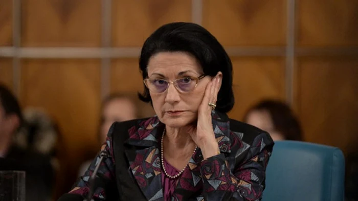 
    Preşedintele Klaus Iohannis a semnat luni, 5 august, decretele de revocare a Ecaterinei Andronescu de la Ministerul EducaţieiFOTO: Click!  