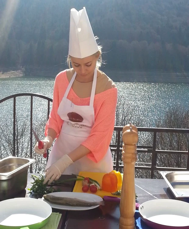 Laura Cosoi a gătit la hotelul Valea cu peşti din Munţii Făgăraş. (Foto: Facebook)