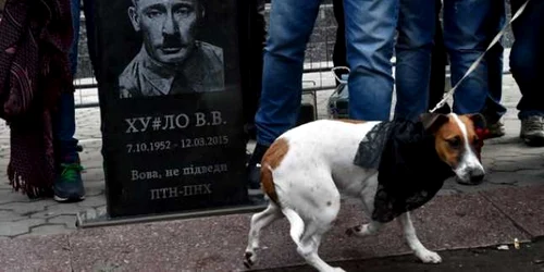 Piatra de mormant a luiPutin din fata ambasadei ruse din Kiev FOTO Kiev Post