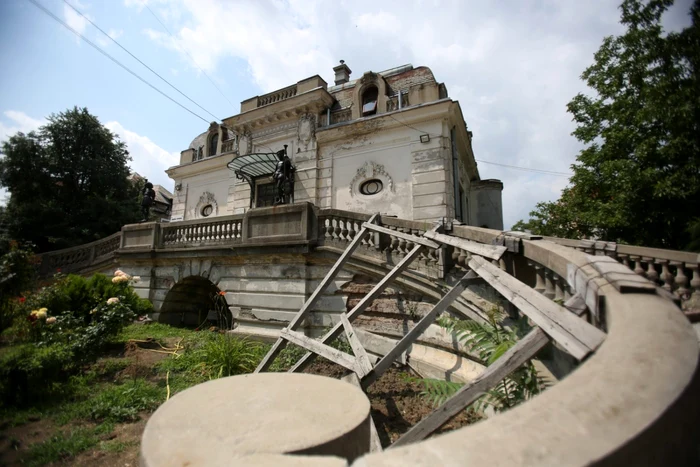 Treptele Casei Memoriale "George Enescu" sunt susţinute cu schele din lemn, să nu se prăbuşească   FOTO & VIDEO: Florin Ghioca