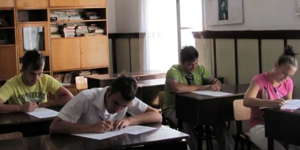 Candidaţii susţin astăzi proba scrisă la limba maternă. (Arhivă)