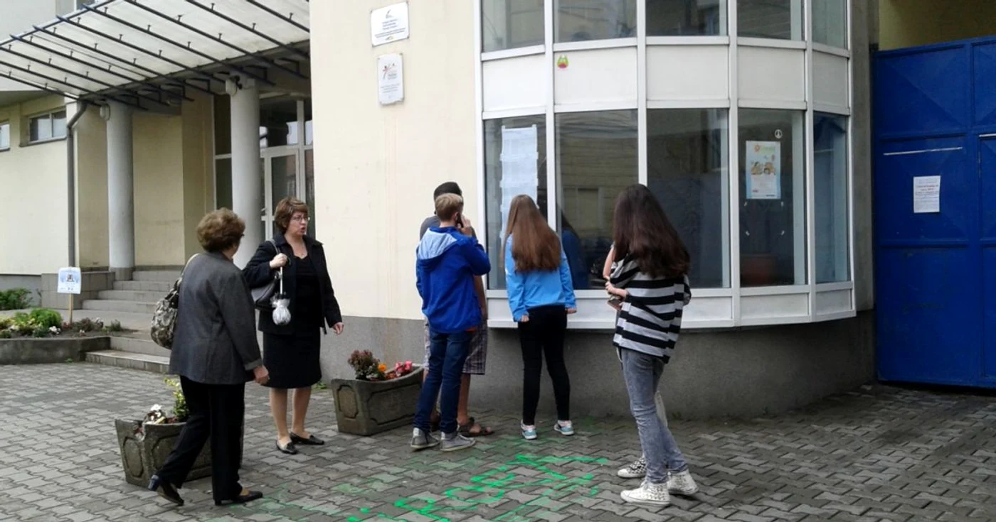 S-au afişat rezultatele la avizierele şcolilor din Cluj. În Imagine sun tcâţiva elevi de la Colegiul Naţional ”George Coşbuc”   FOTO: Florina Pop