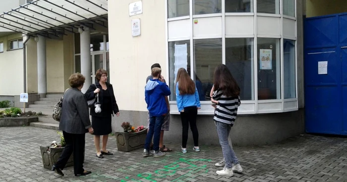 S-au afişat rezultatele la avizierele şcolilor din Cluj. În Imagine sun tcâţiva elevi de la Colegiul Naţional ”George Coşbuc” FOTO: Florina Pop