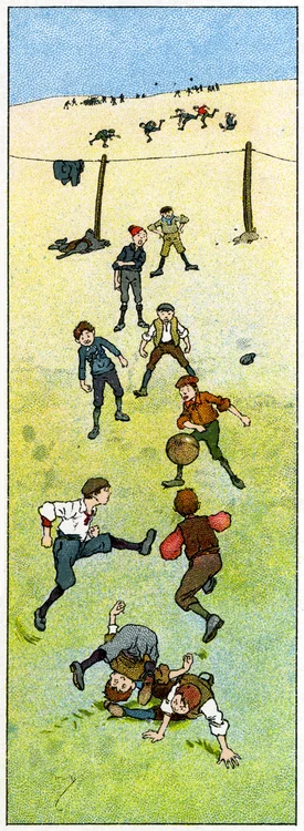 Copii jucând fotbal pe maidan 